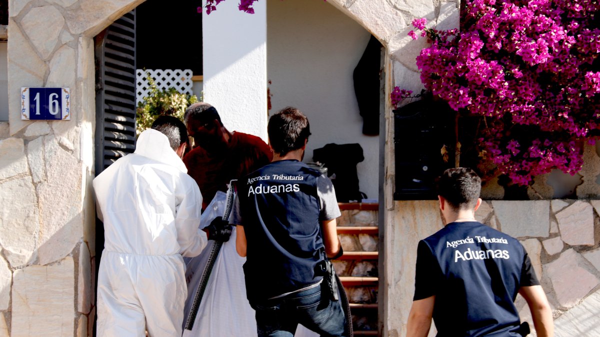 Agents de duanes de l'Agència Tributària en un xalet de la urbanització els Masos del Vendrell.