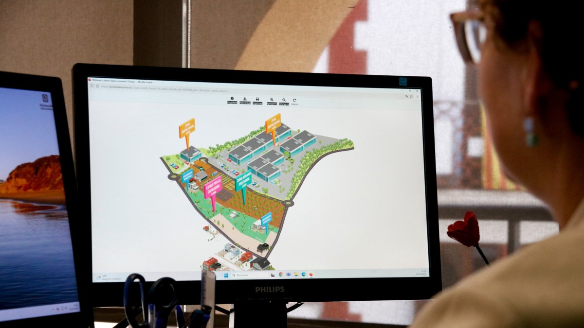 L'alcaldessa de la Bisbal del Penedès, Anna Ferré, oberva una imatge virtual del futur polígon.