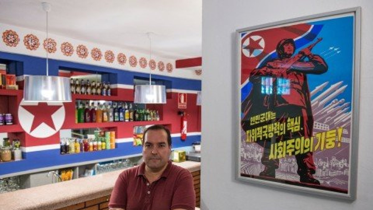 Imatge d'Alejandro Cao de Benós al Pyongyang Café de Tarragona.