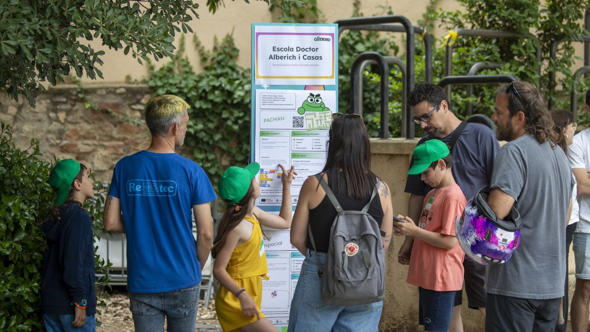 Un grup d’infants, explicant la seva creació a la resta d’assistents a la jornada. Tjerk van der Meulen