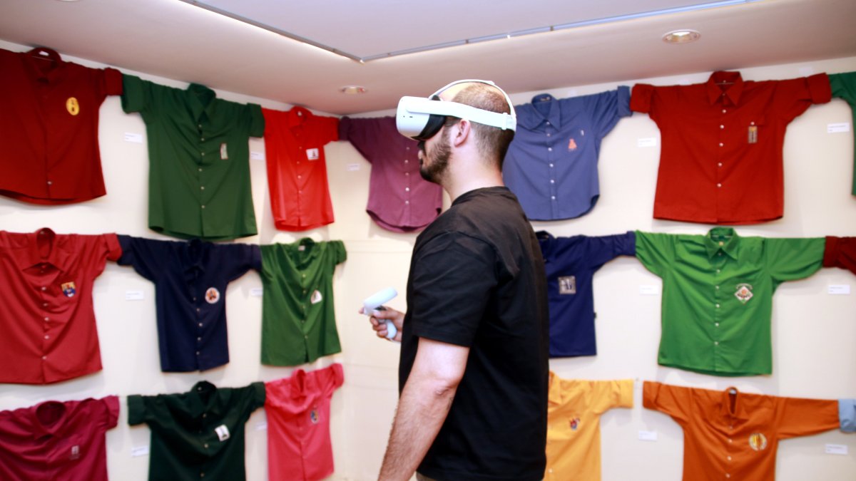 Un home experimentant amb les ulleres de realitat virtual els sis nou gamma extra del projecte 'Enxaneta 360'.