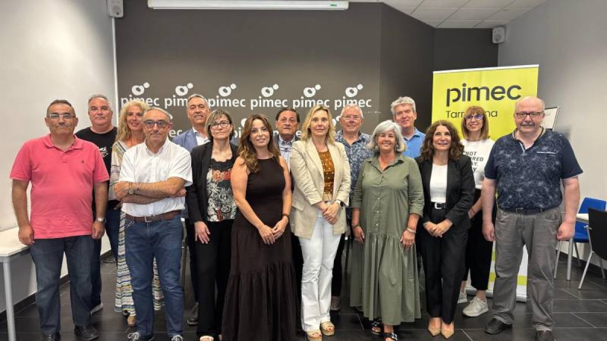 Fotografía de família con la nueva presidenta, Estefania García.