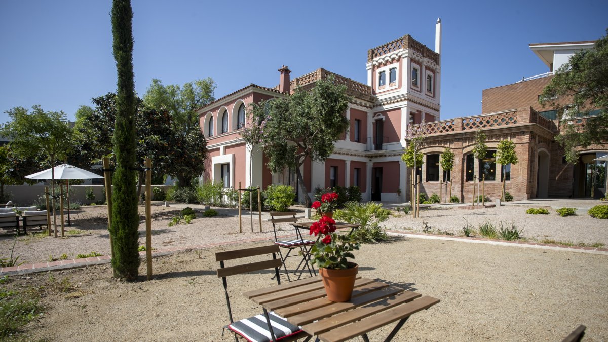El nuevo Làpety Hotel, inaugurado hace un mes, cuenta con cinco habitaciones dobles y tres ‘suites’, un jardín de más de 1.400 metros cuadrados y una piscina.