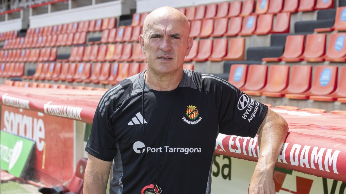 L'entrenador del Nàstic, Luis César, a la graderia del Nou Estadi Costa Daurada, aquest dimecres després de l’entrenament.