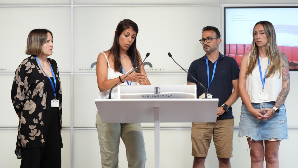 Familias afectadas por la falta de plazas en las escuelas públicas de Reus en rueda de prensa desde el Parlament.