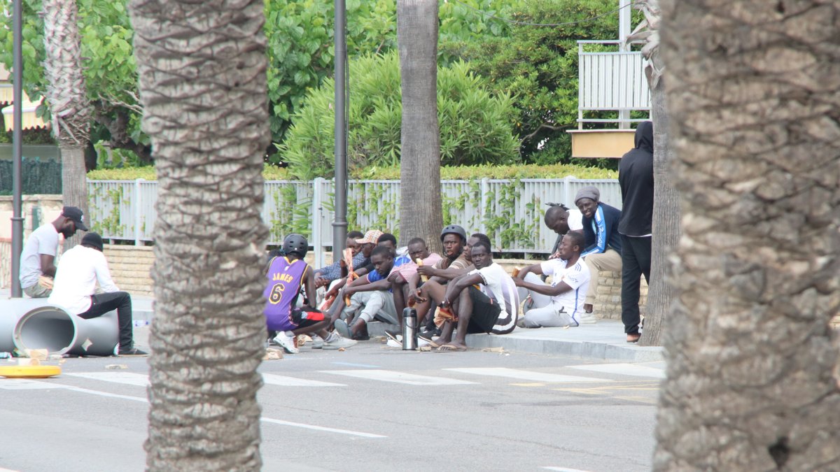 Imagen de los manteros durante el corte del paseo Miramar de Salou.