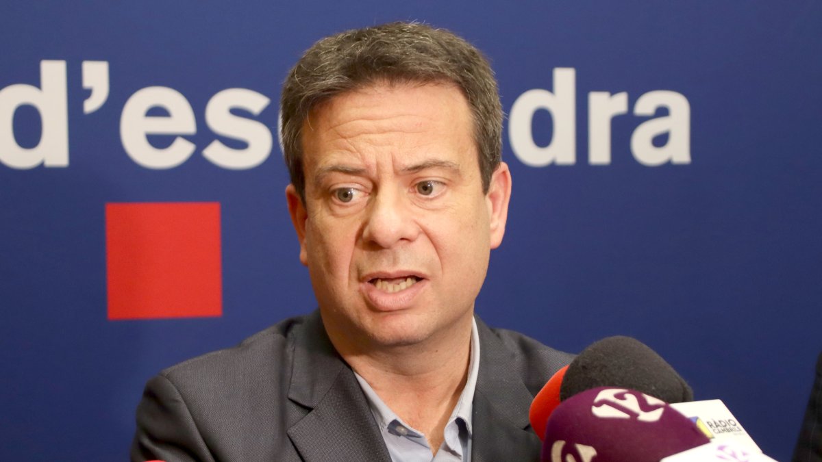 El alcalde de Cambrils, Oliver Klein, este miércoles atendiendo a los medios de comunicación.