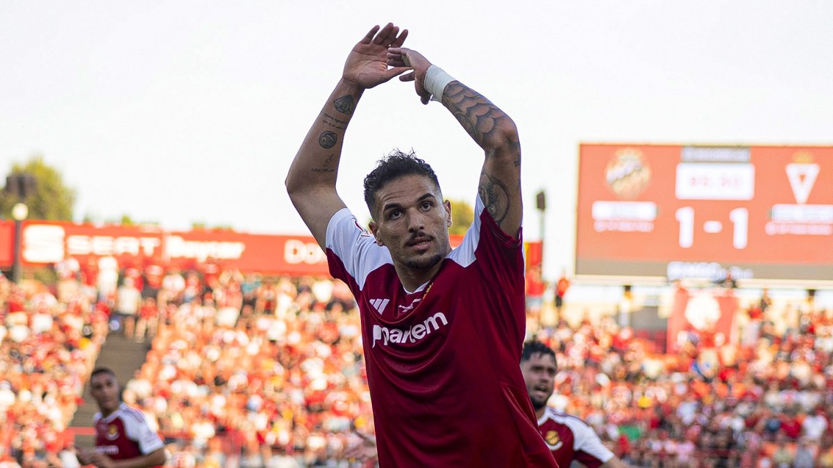 Antoñín Cortés, demanant suport a l’afició durant el duel del dissabte.