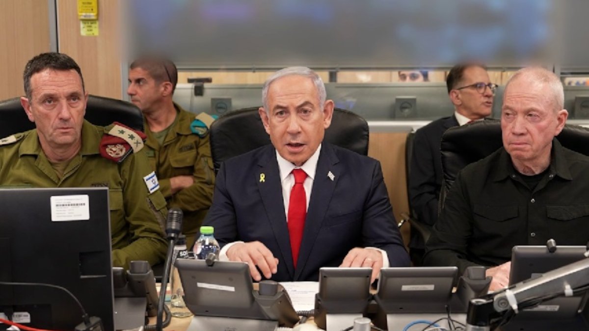 El primer ministro israelí, Benjamin Netanyahu, durante una reunión con varios miembros de las fuerzas de defensa del país.