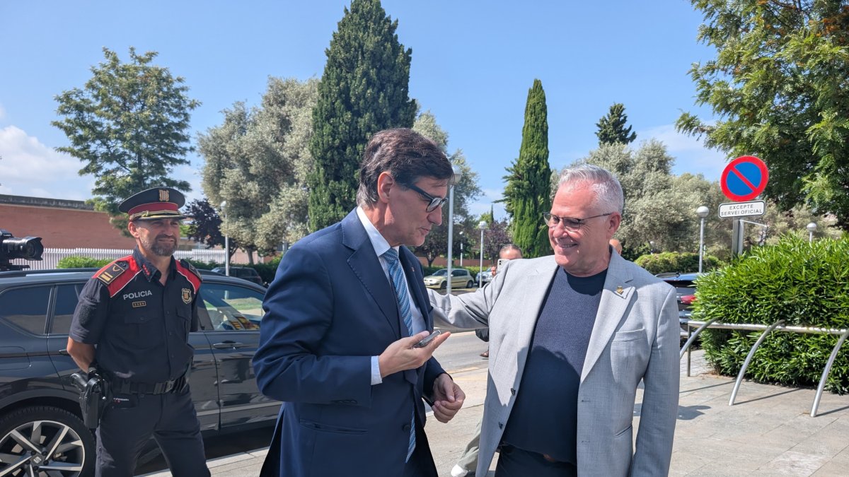Pere Granados recibiendo a Salvador Illa en las puertas del Ayuntamiento de Salou.