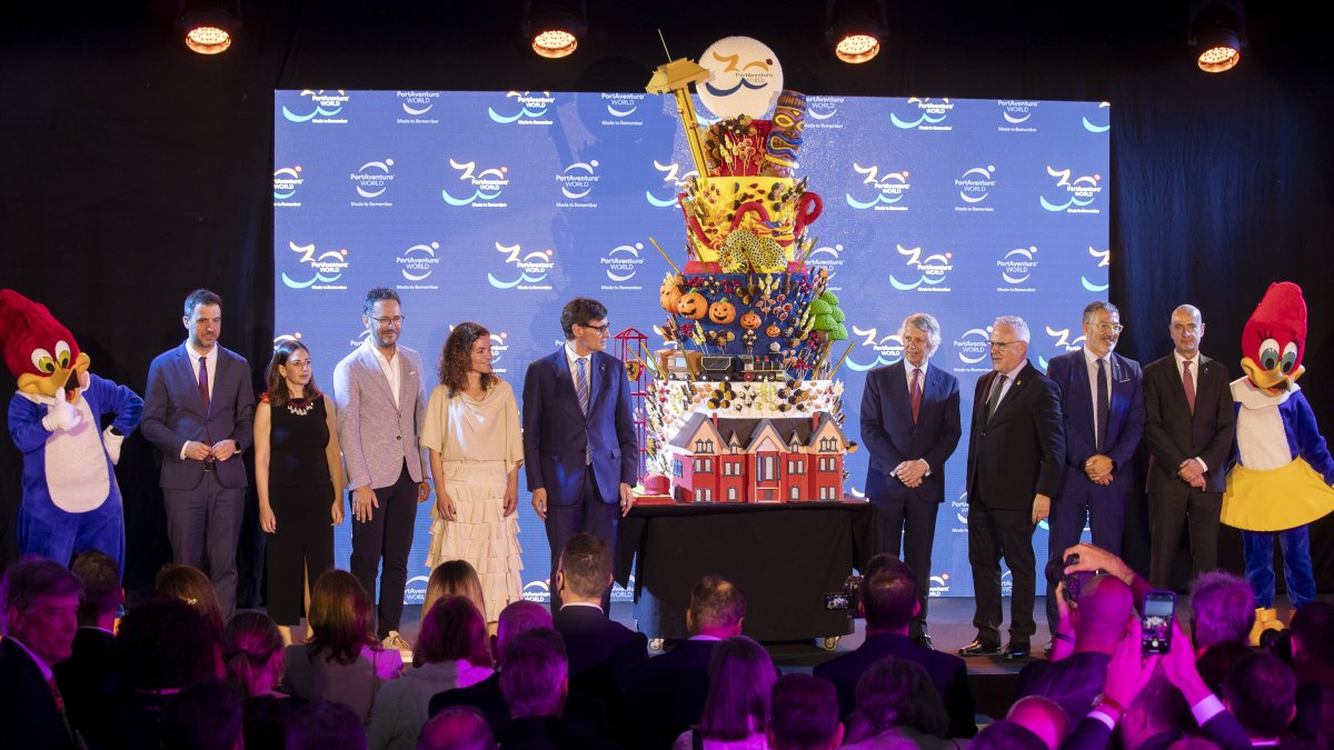 Las autoridades encabezadas por el presidente de la Generalitat, Salvador Illa, con el pastel por los 30 años de PortAventura World.