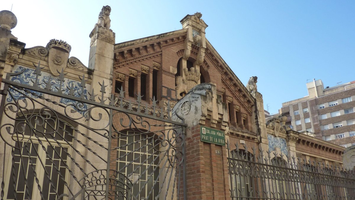 Fotografia de la façana de l’Escola Prat de la Riba de Reus.