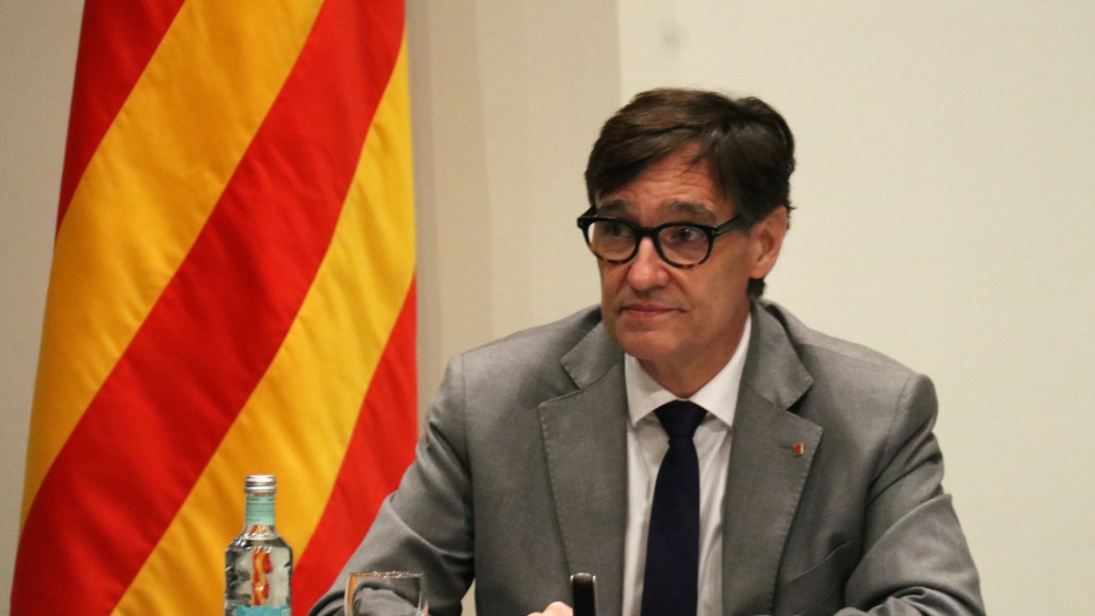 El presidente de la Generalitat, Salvador Illa, instantes antes del inicio de la reunión la Comisión técnica para la ampliación de la capacidad del aeropuerto Josep Tarradellas Barcelona-El Prat, en el Palau de la Generalitat.