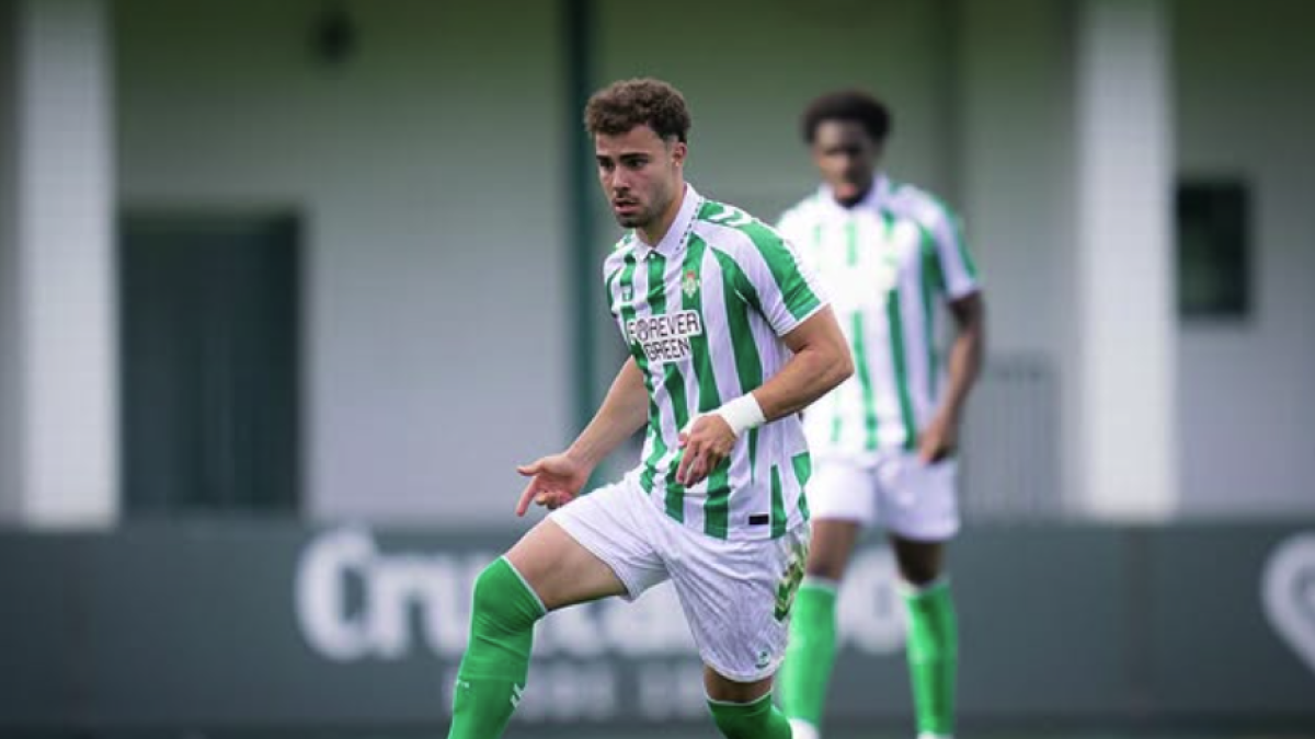 Imagen de Marcos Fernández con el filial del Betis.