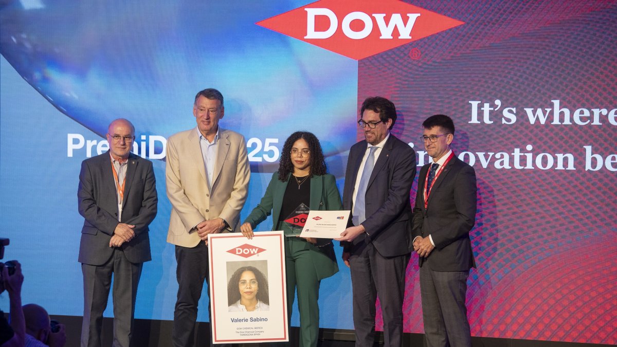 El alcalde canongí, Roc Muñoz; el directivo de Dow, Lluis Argilaguet; la galardonada, Valerie Sabino; el secretario de Empresa, Jaume Baró, y el rector de la URV, Josep Pallarès.