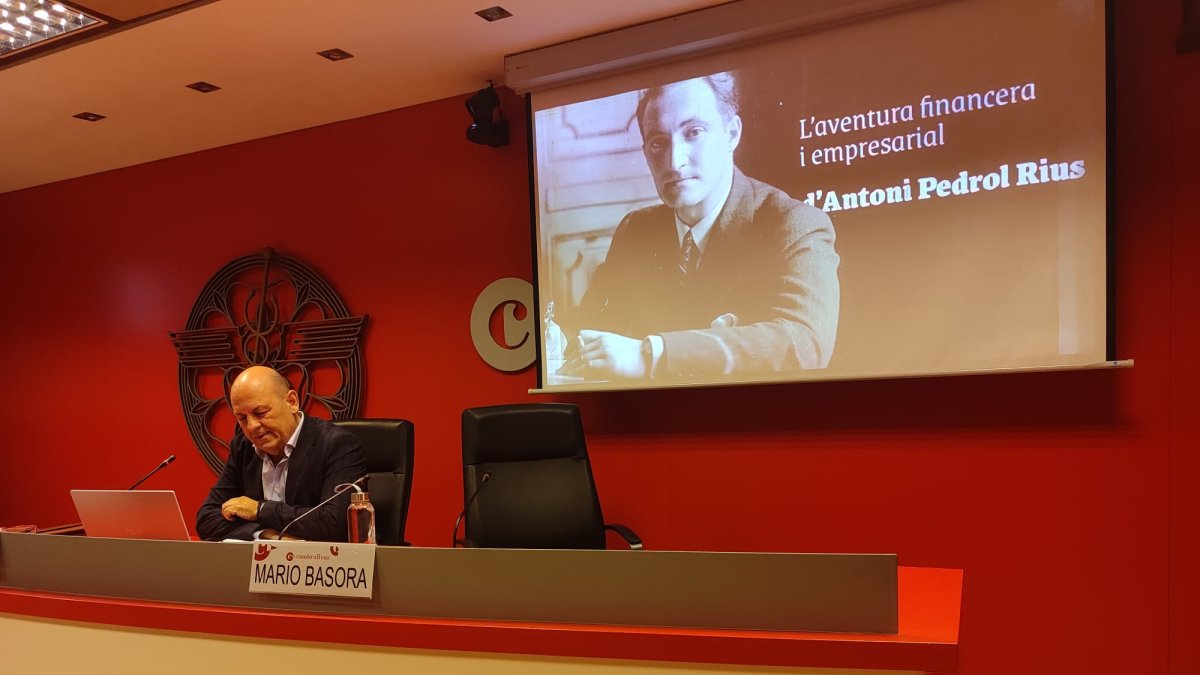 Fotografía de la conferencia sobre Antoni Pedrol Rius a cargo del periodista Joan Antoni Domènech.