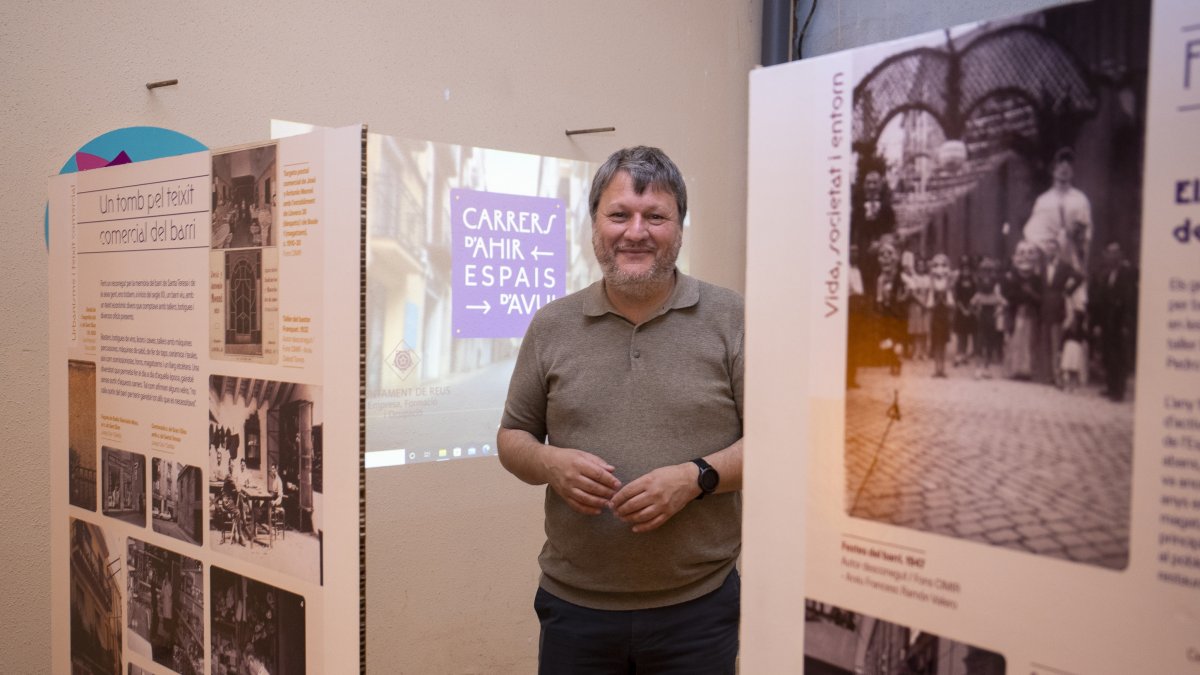 El concejal de Empresa y Empleo, Òscar Subirats, entre dos paneles de la exposición.