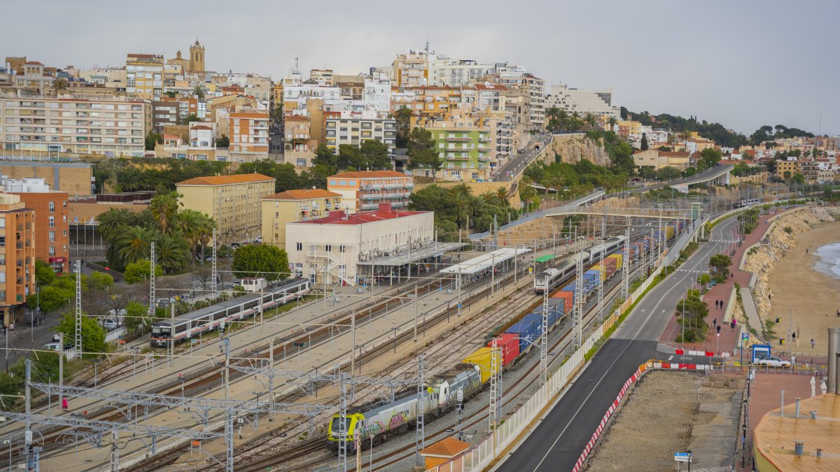 Un tren de mercancías a la estación de Tarragona.