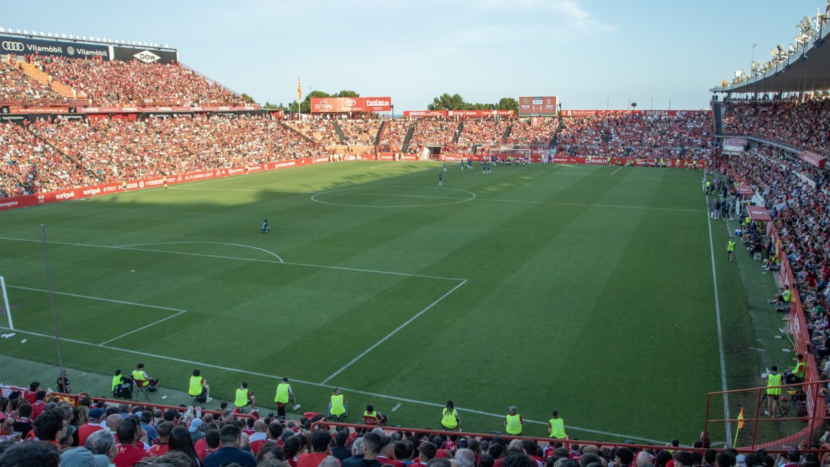 El Nou Estadi Costa Daurada completament ple durant el duel contra el Real Murcia en el play-off d’ascens.