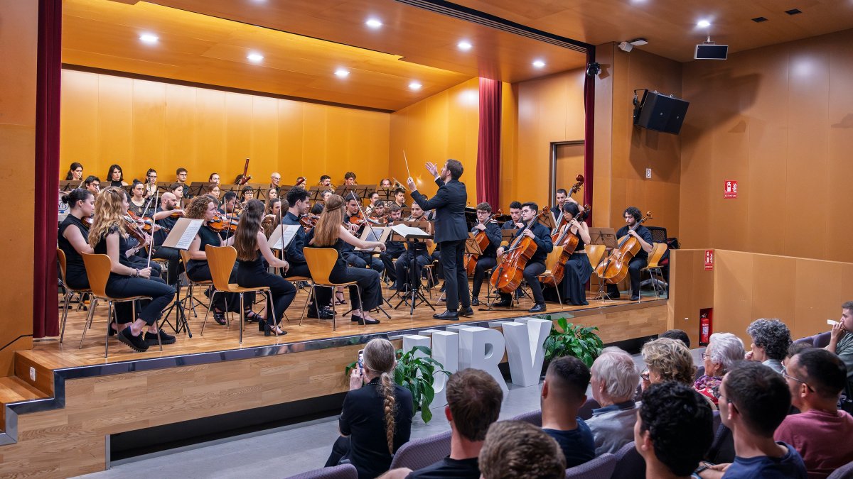 L’Orquestra de la URV, durant el concert d’aquest dijous a l’Aula Magna del Campus Catalunya.