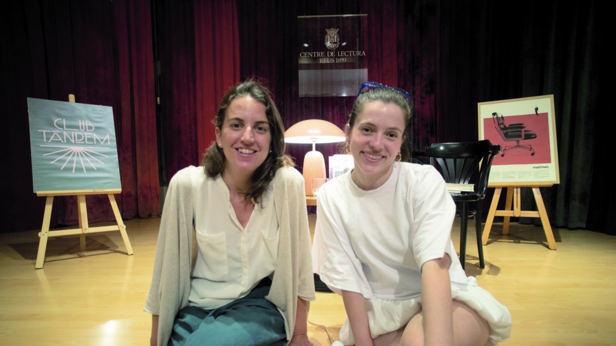Marina Porras i Juliana Canet van celebrar el Club Tàndem presencial al Centre de Lectura de Reus.