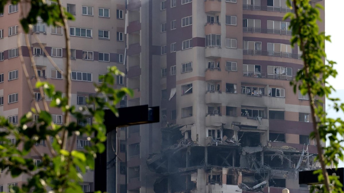 Imatge d'un dels edificis residencials impactats pels míssils al nord de Teheran.
