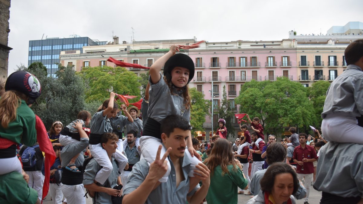 Una nena dels Castellers de Sants amb casc durant la diada del Pla de la Seu, a Barcelona.