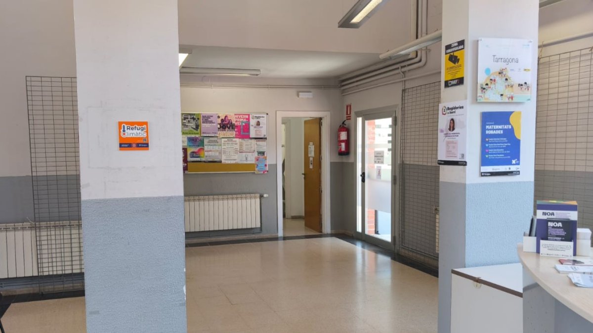 Imatge del Centre Cívic de Torreforta, que té el cartell penjat de refugi climàtic.