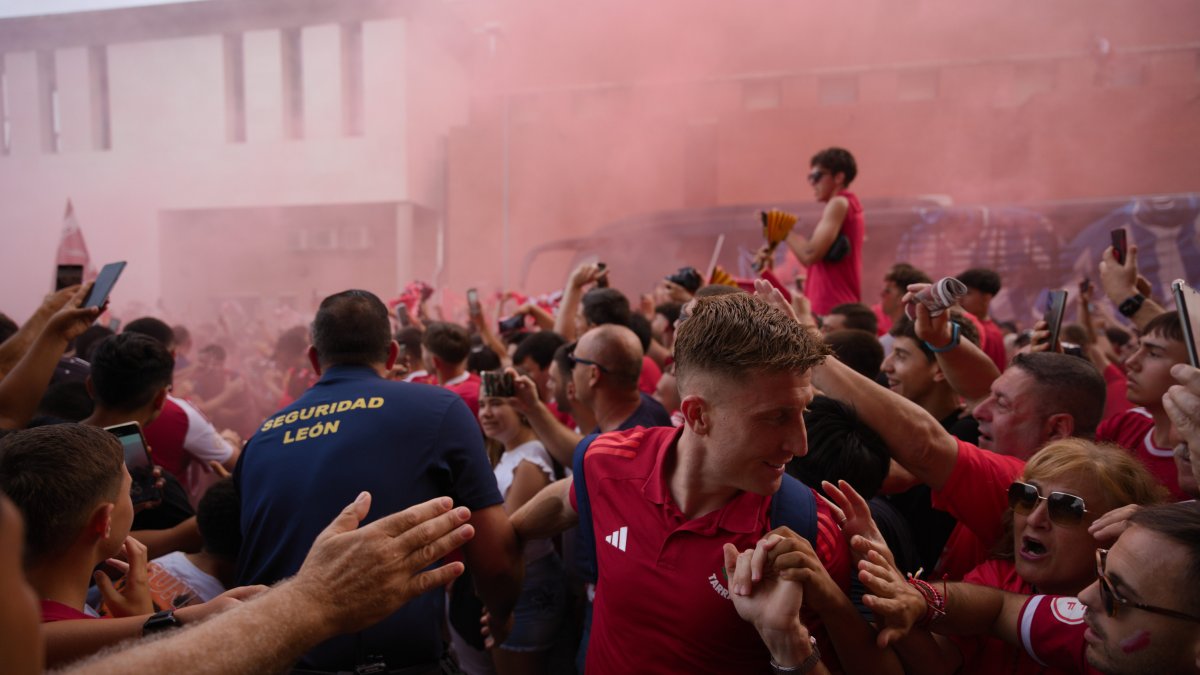 Imatge de la rebuda dels jugadors al Nou Estadi