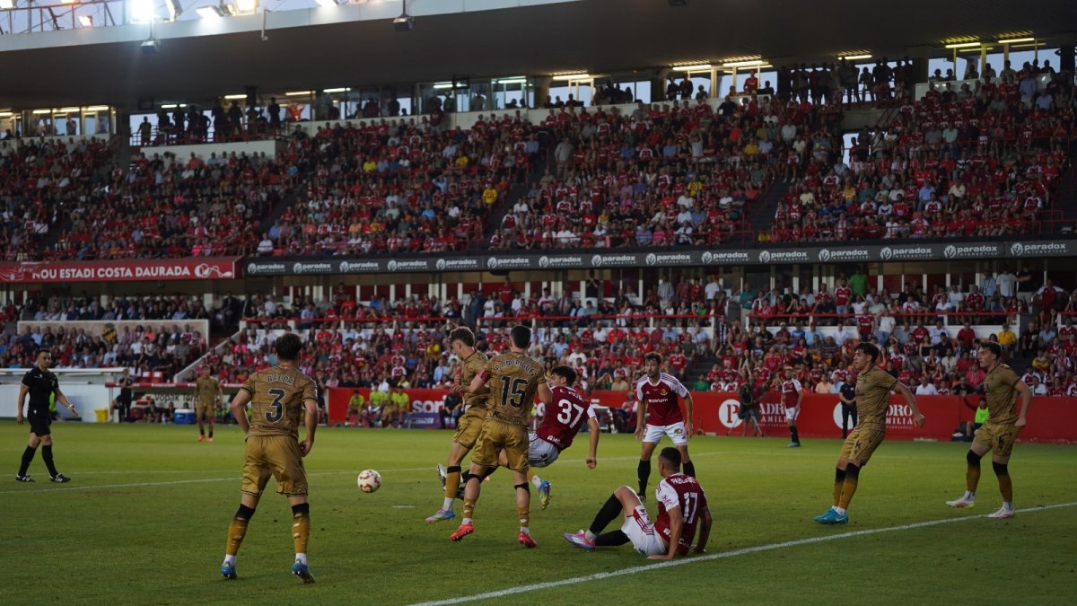 Els jugadors del Nàstic a terra en una acció de córner.