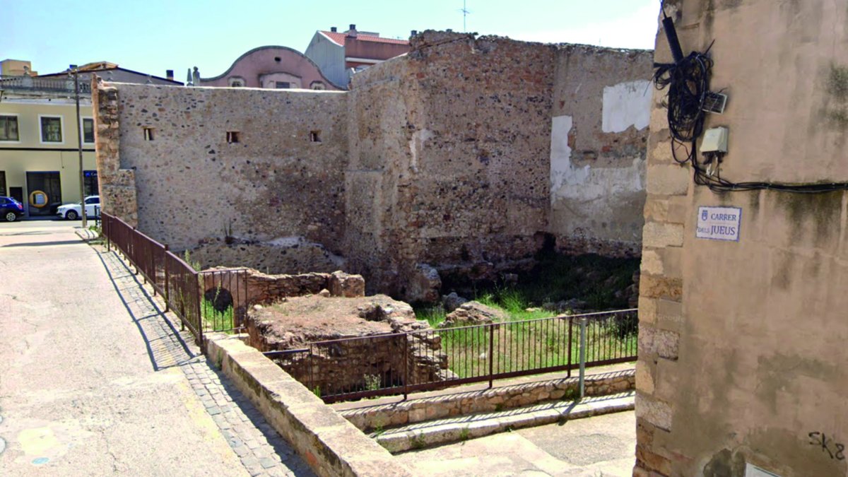 Estat actual de les ruïnes de la Casa de Poblet i la torre integrada en aquesta