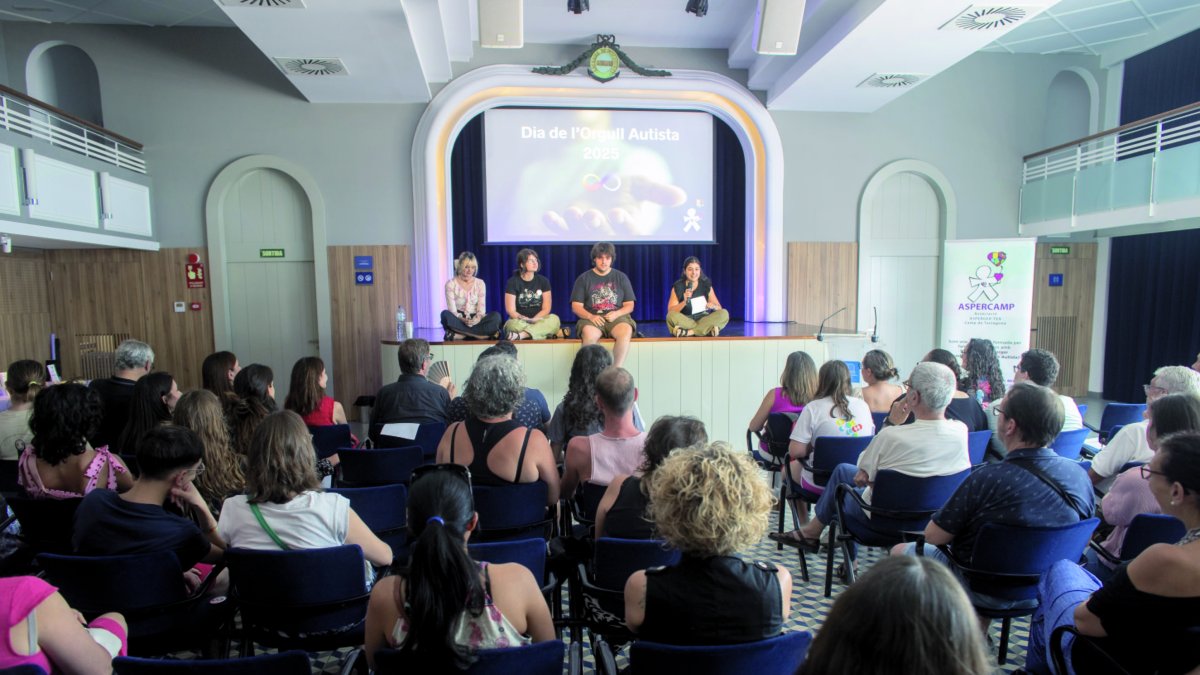 Més d’un centenar de persones es van aplegar al Teatret per escoltar les experiències de diferents persones amb TEA