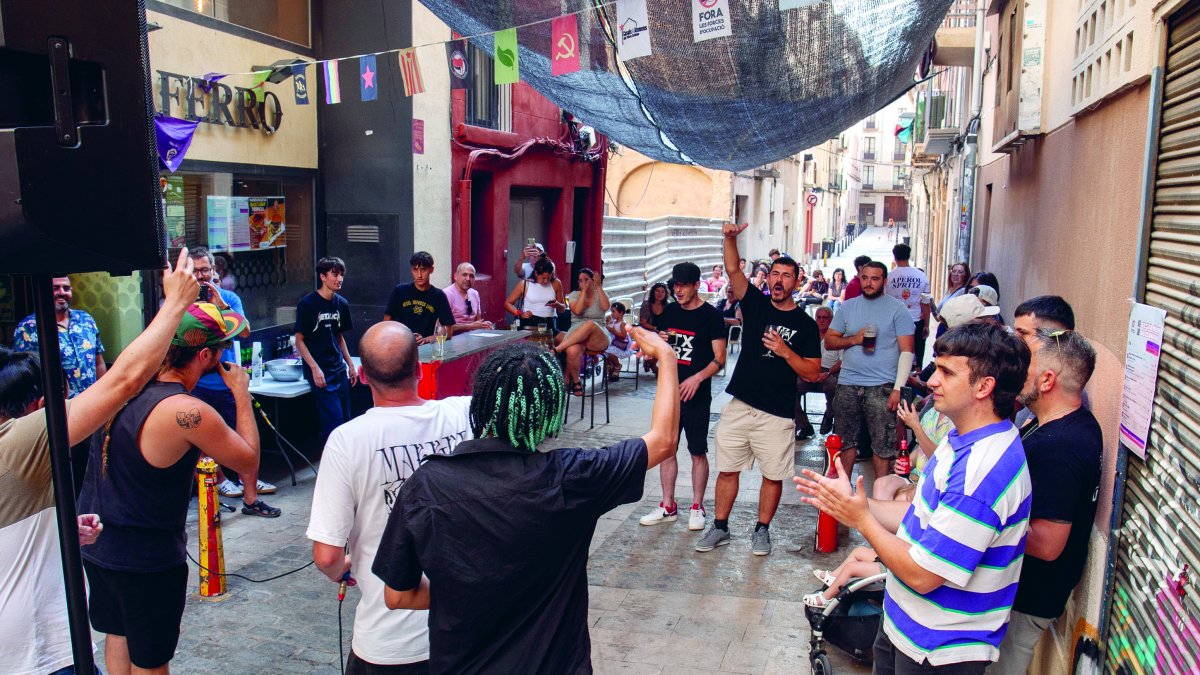 Un dels moments de la trobada, que va tenir lloc al carrer de Martí Napolità