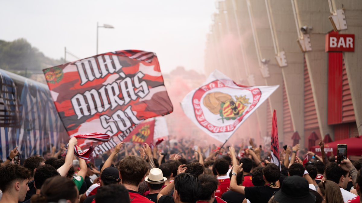 Els membres de la penya d’Orgull Grana de camí a Gol Nord abans del partit.