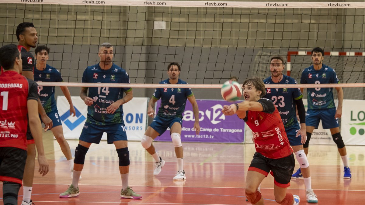 El colocador del CV Sant Pere i Sant Pau, Pablo Rosales, durante un partido del curso pasado.