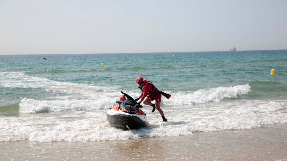 Imatge d'un socorrista en una platja tarragonina.