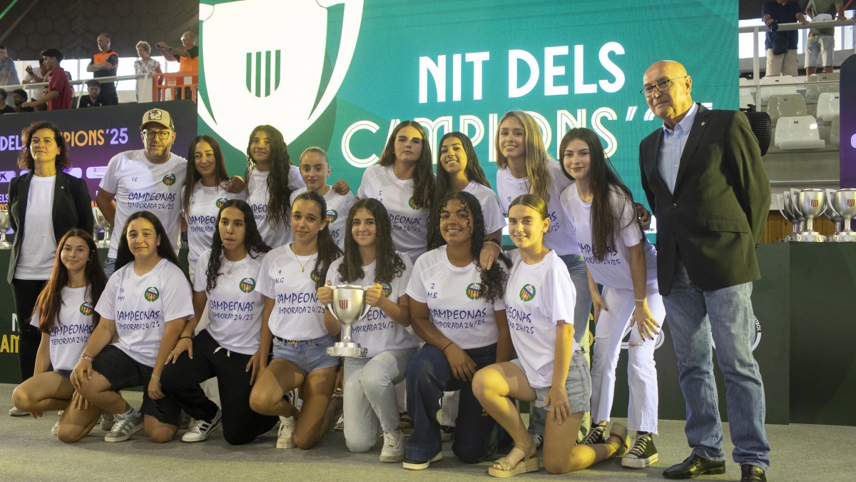 El femení del CF Canonja rebent el trofeu amb el delegat territorial de l’FCF, José Cosano.