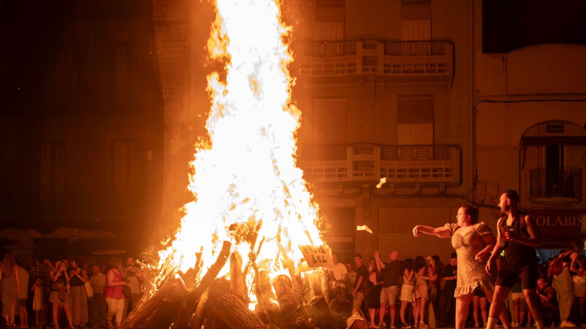 Imatge d’arxiu de la foguera de Sant Joan a la plaça Corsini.
