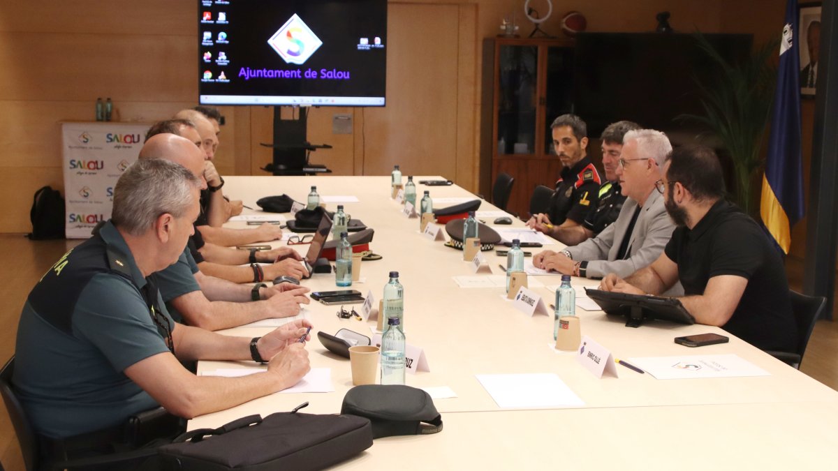 Imatge de la reunió de la junta de seguretat local de Salou amb la presència de l'alcalde de la ciutat, Pere Granados, i de representants dels diferents cossos policials.
