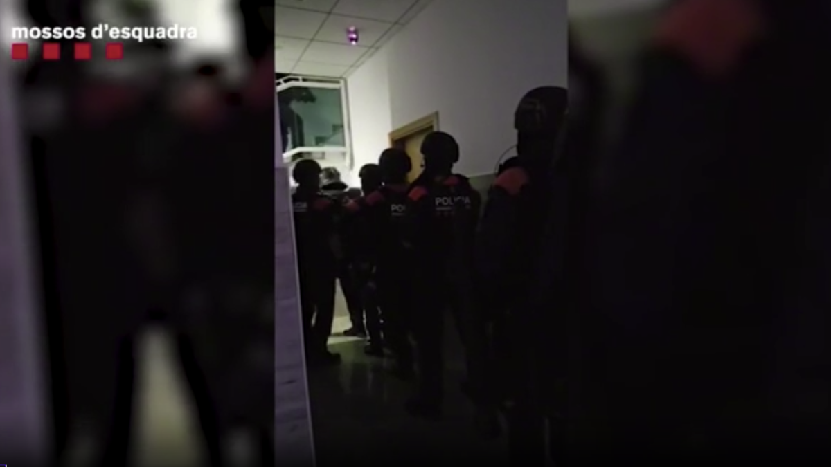 Imatge dels Mossos fent una entrada en un domicili durant l'operatiu.