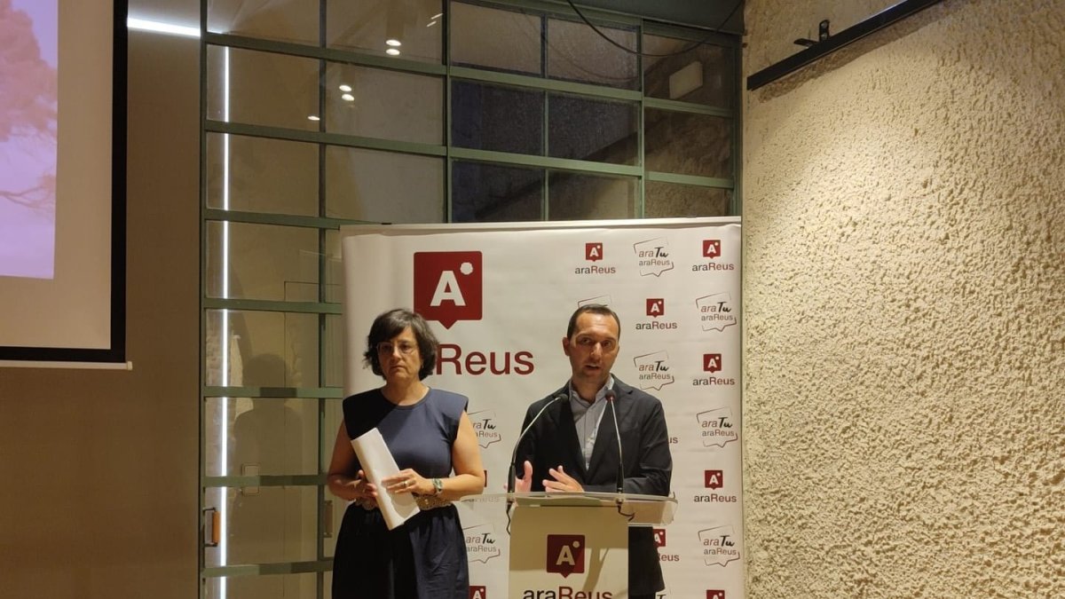 Els regidors d’Ara Reus, Daniel Rubio i Dolors Vázquez, en l’acte de balanç de mig mandat.