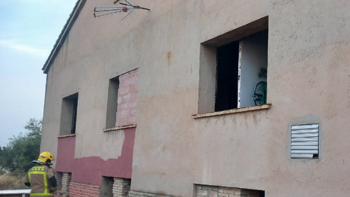 Imagen de la nave afectada por un incendio en Roquetes.