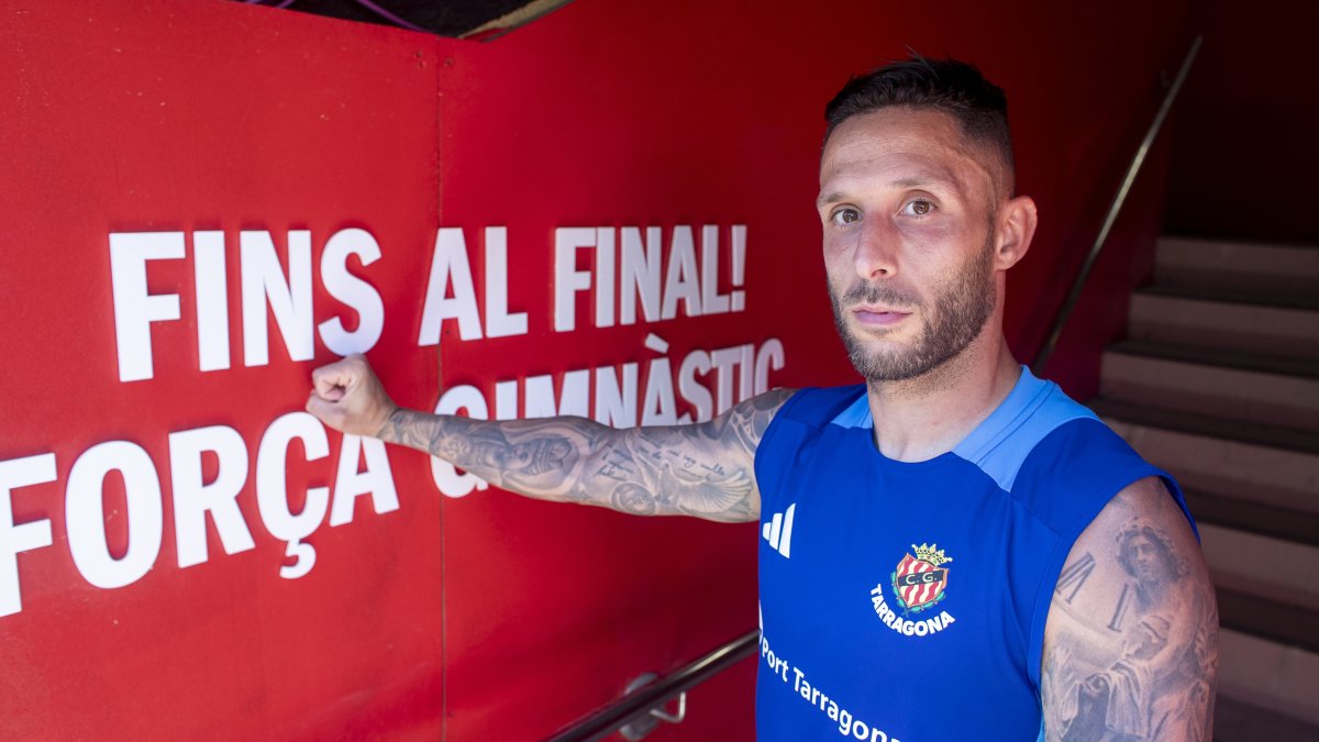 El jugador del Nàstic, Marc Fernández, en el túnel de vestuarios del Nou Estadi donde se lee el mensaje: «Fins al final! Força Gimnàstico!».