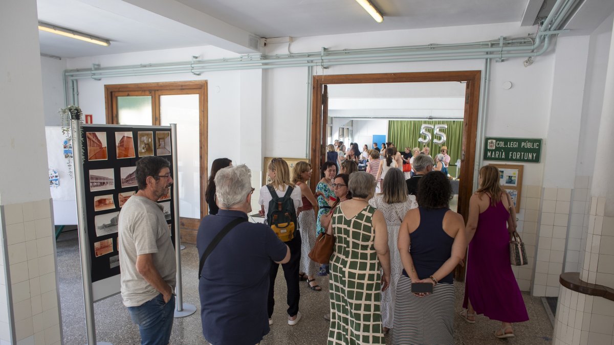 Decenas de exalumnos asistieron a la fiesta de celebración de los 55 años de la Escuela Marià Fortuny.
