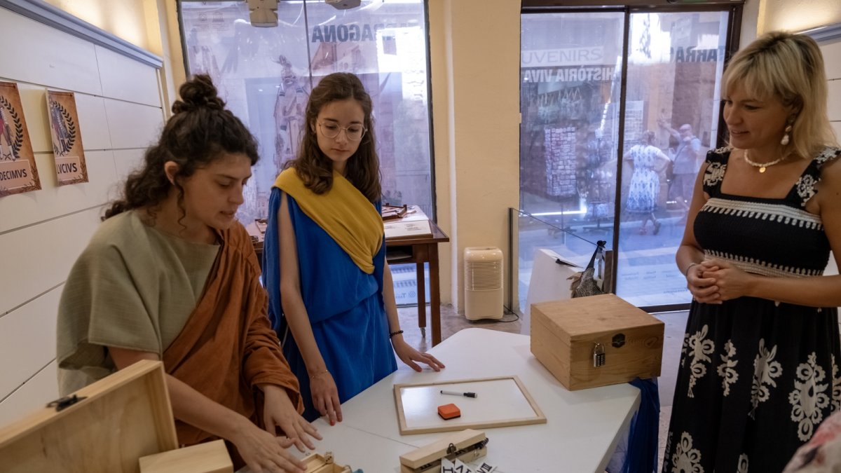 La consellera Montse Adan visitant una de les activitats.