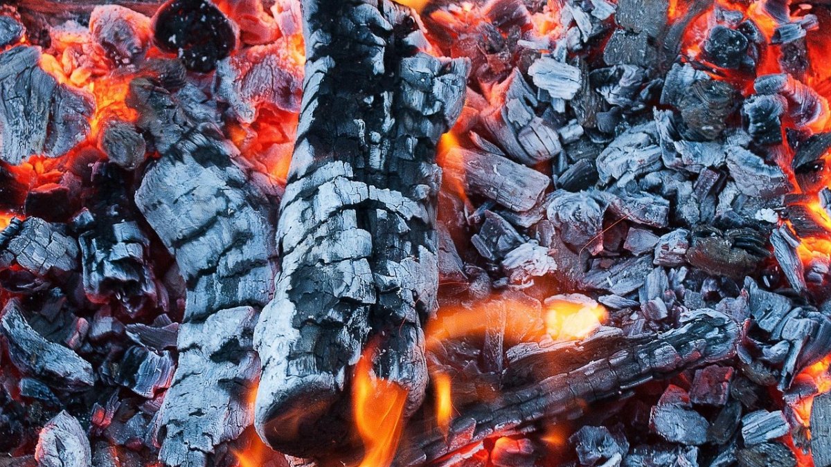 Imagen de la brasa de una Barbacoa.
