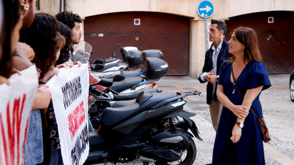 Miembros de Doctorandes en Lluita trasladan su malestar a la consellera de Universitats i Recerca, Núria Montserrat, en una visita a Tarragona.