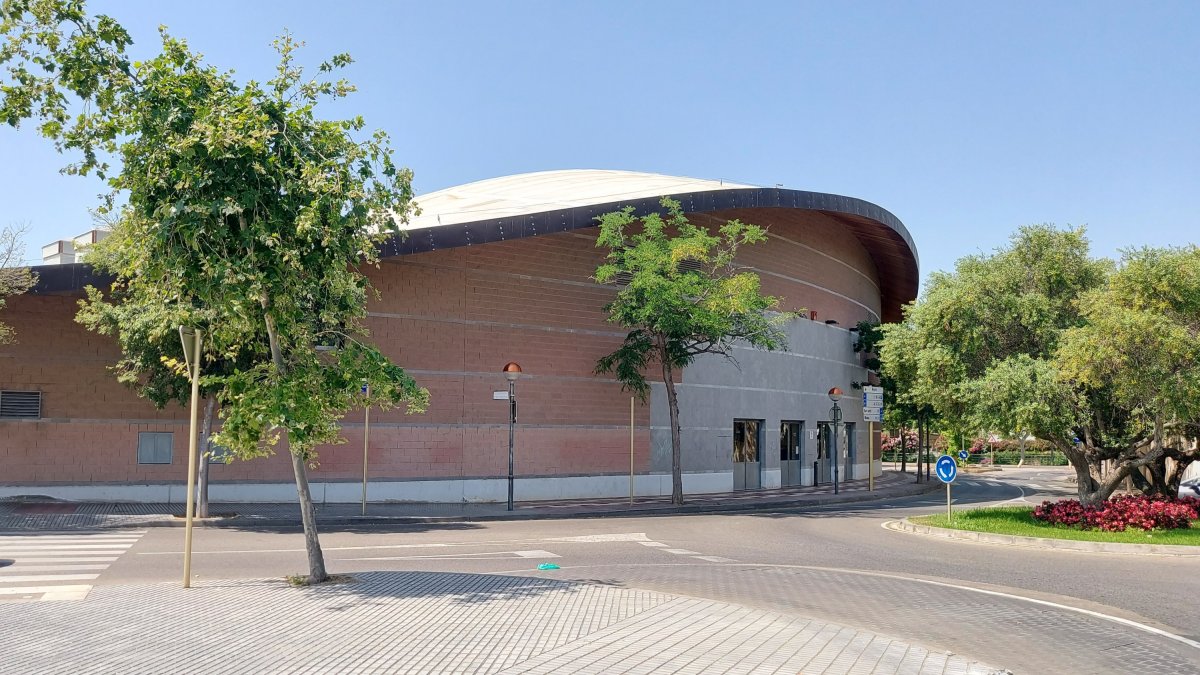 Exterior del Palacio de Deportes de Cambrils.