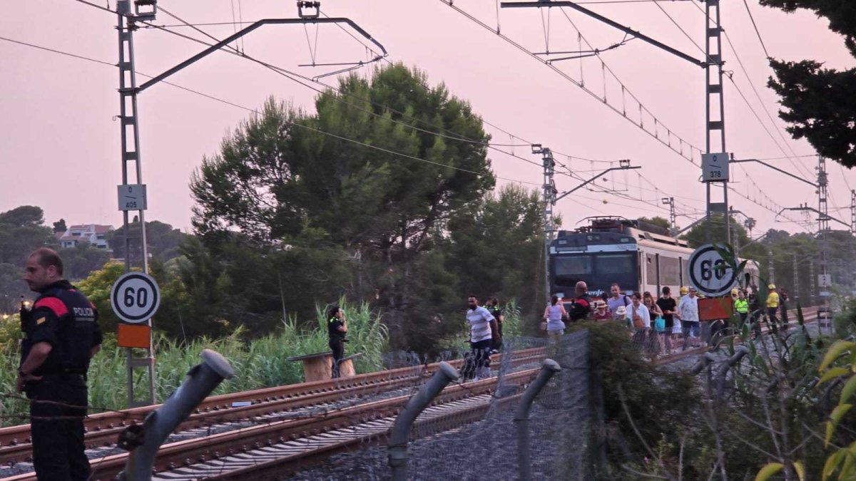 Tren parado por falta de tensión.
