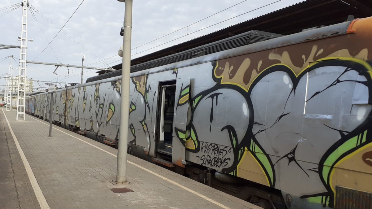 imatge d'arxiu d'un tren cobert de grafitis